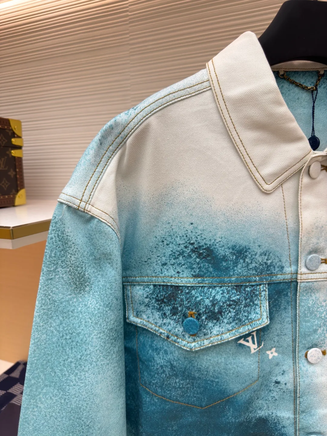 LOUIS VUITTON ink painting jacket ●Authentic product: Purchased and developed for 16900 ●Item number: 1680413-B90 ●Fabric: denim fabric ●Technology: made of semi-bleached fabric ●Version: loose version ●Weight: about 820 grams ●Size: 44-46-48-50 ●Description: The fabric is made of 7s*7s cotton twill gauze. Use semi-bleached fabric as the base, purchase Y version, scan the flower position and draw the print with PS, position the flower on the piece of cloth, add a red edge to the outer circle of the piece, accurately cut the piece with laser burning of the finished printed fabric, active digital direct-injection printing, white background water Ink painting gradient hollow letter effect, white gold aluminum alloy chain hanging from the genuine leather ears on the back collar, flat suede suede + hardware logo embossed leather plate on the back, and I-shaped buckles all made of gradient color cloth to match the color of the body part. The overall wiring is straight and delicate, the fabric is comfortable and soft, and the color is consistent without color difference. It can be matched with the same style to create a fashionable look and control various occasions. Customized accessories, complete with three standards, same style for men and women!